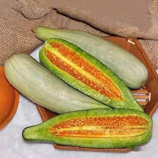 人流吃羊角蜜瓜,夏日盛景一瞥